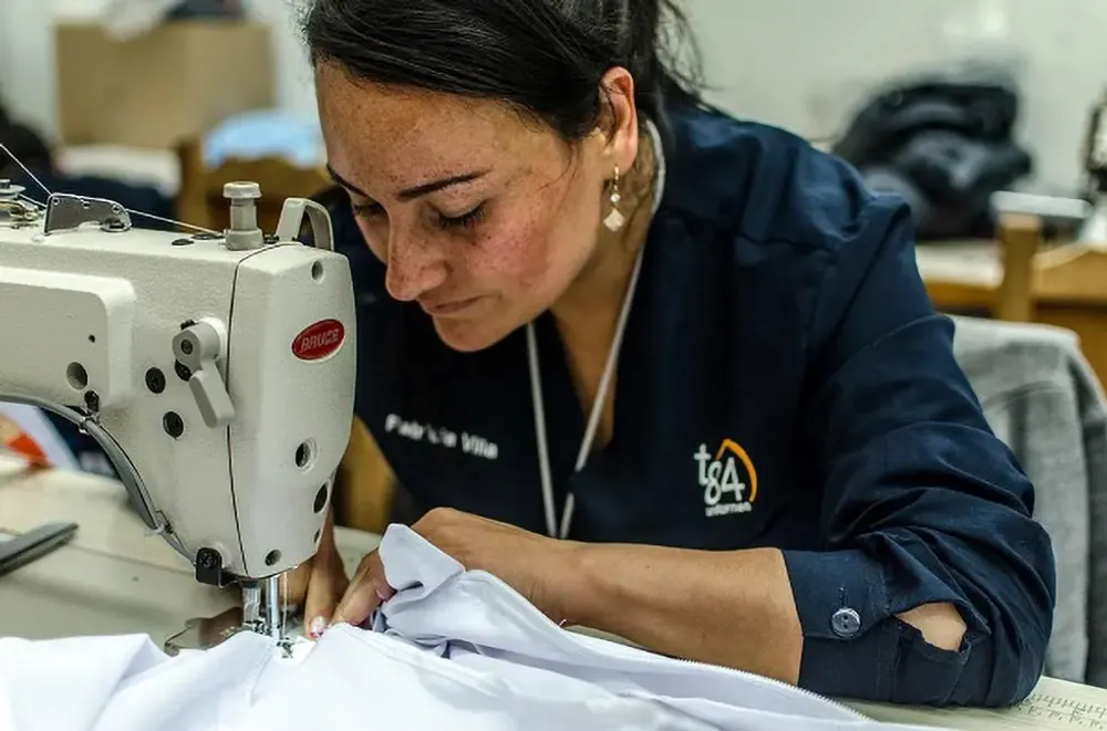 Uniformes personalizados y confección especializada para empresas - prendas a medida de alta resistencia